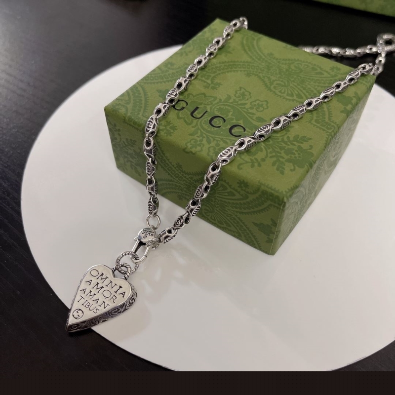 G*u*i necklaces